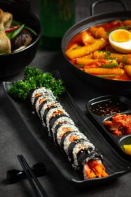 دانلود عکس غذای کره ای کیم باپ بخارپز برنج با سبزیجات در جلبک دریایی