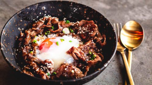 دانلود عکس گوشت خوک کره ای با تخم مرغ روی برنج در کاسه بشقاب سرامیکی با