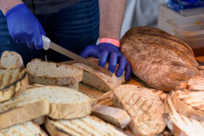 دانلود عکس تعداد زیادی تکه نان برشته شده در یک جشنواره غذای خیابانی