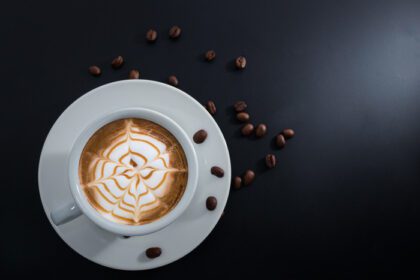 دانلود عکس قهوه لاته در فنجان قهوه سفید و نعلبکی با دانه