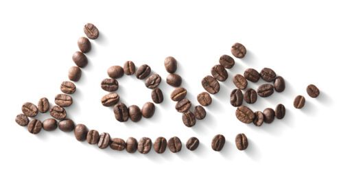 دانلود عکس علامت عشق با دانه های قهوه چیده شده روی پس زمینه سفید