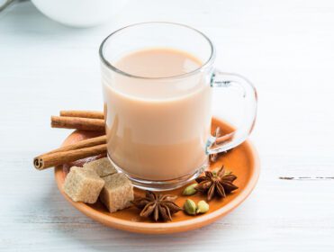 دانلود عکس ماسالا نوشیدنی هندی در جشنواره چای هولی با شیر
