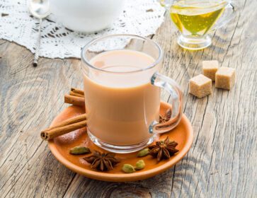 دانلود عکس ماسالا نوشیدنی هندی در جشنواره چای هولی با شیر