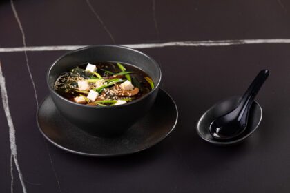 دانلود عکس سوپ میسو غذای ژاپنی در پس زمینه سیاه
