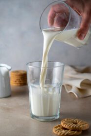 دانلود عکس شیر ریخته شده در شیشه مفهوم محصول لبنی