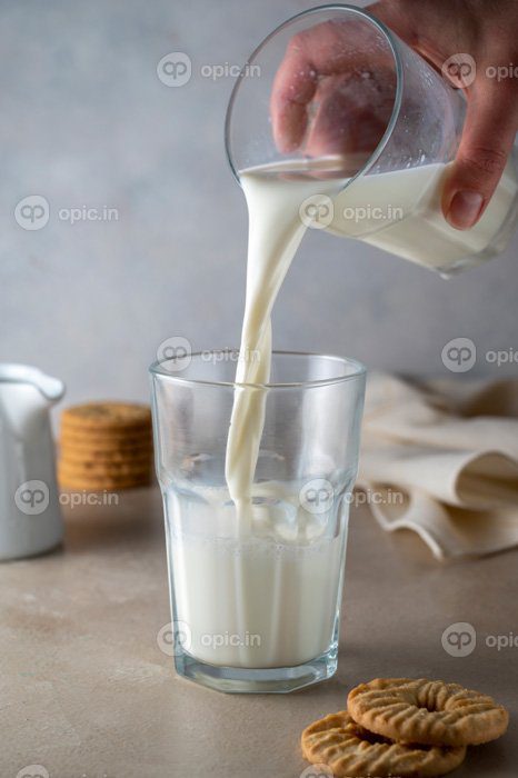 دانلود عکس شیر ریخته شده در شیشه مفهوم محصول لبنی