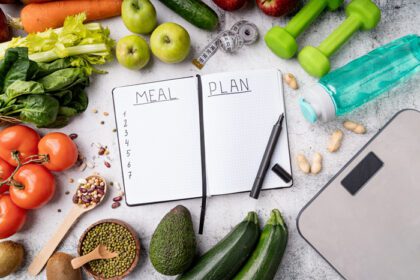 دانلود دفترچه یادداشت با کلمات برنامه غذایی با غذاهای سالم و تجهیزات ورزشی