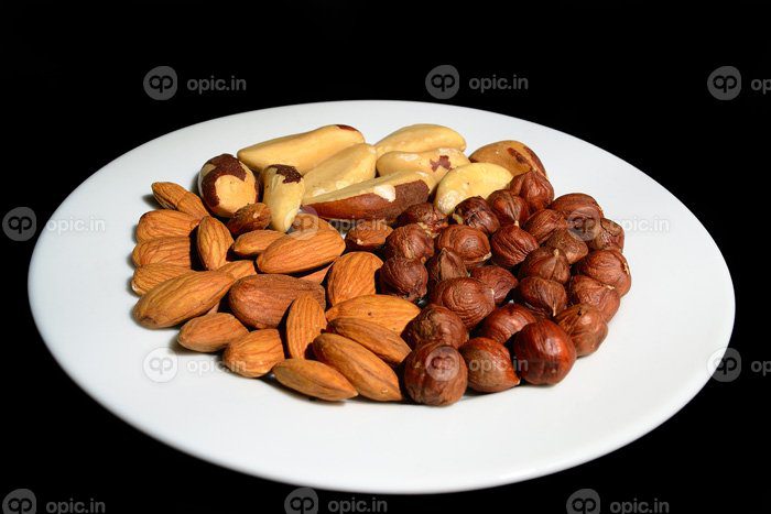 دانلود عکس آجیل روی بشقاب سفید