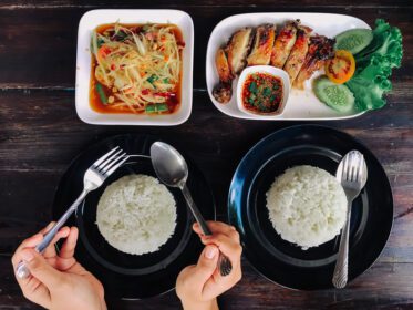 دانلود عکس مردم در حال خوردن غذای تایلندی
