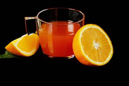 دانلود عکس نوشیدنی آلمانی پانچ نارنجی در پس زمینه مشکی