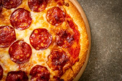 دانلود عکس پیتزا پپرونی روی سینی چوبی به سبک غذای ایتالیایی