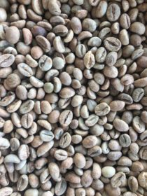 دانلود عکس دانه قهوه ارگانیک آسیایی روی سبد حصیری