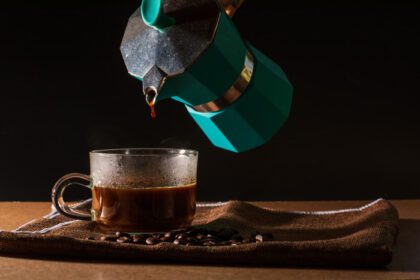 دانلود عکس ریختن قهوه سیاه داغ از موکا پات سبز تا قهوه شفاف