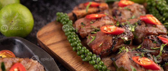 دانلود عکس استیک خوک با کنجد سفید و دانه فلفل تازه