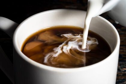دانلود عکس ریختن خامه در قهوه
