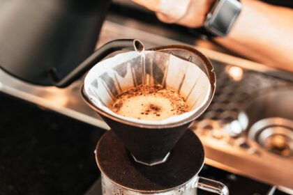 دانلود عکس ریختن آب گرم برای چکیدن قهوه عربیکا