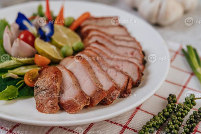 دانلود عکس گوشت خوک با پیاز لیمویی پیاز قرمز گوجه فرنگی لوبیا بلند
