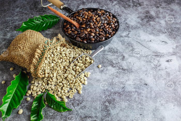 دانلود عکس دانه های قهوه سبز خام بو داده نشده در گونی قهوه ای و برشته شده