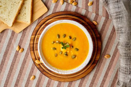 دانلود عکس سوپ خامه کدو حلوایی پوره غذای گیاهی رژیمی روی تاریک