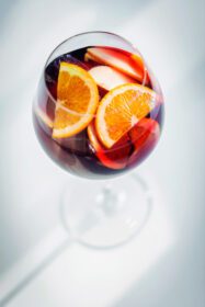 دانلود عکس شراب قرمز معروف اسپانیایی سنتی میوه ای سانگریا نوشیدنی کوکتل لذیذ