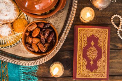 دانلود عکس شمع قرآن نزدیک غذاهای عربی