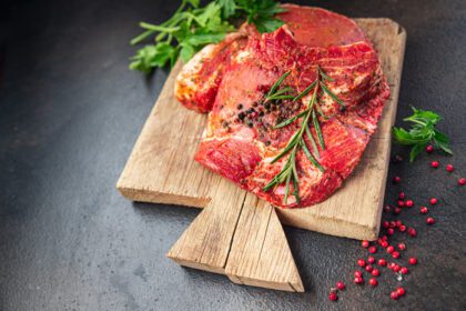 دانلود عکس گوشت خام استیک گوشت خوک تازه غذای گوشت گاو میان وعده غذا روی میز