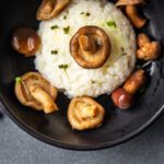 تصویر برداری دقیق از یک فیگور پزشکی زن با ستون فقرات در وضعیت یوگا