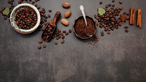 دانلود عکس دانه های قهوه بو داده با پودر قهوه و طعم دهنده