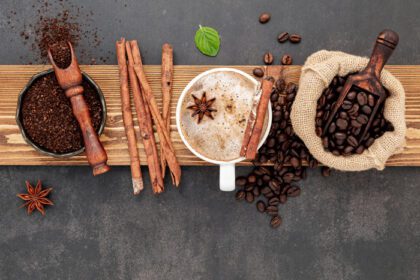 دانلود عکس دانه های قهوه بو داده با پودر قهوه و طعم دهنده