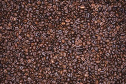 دانلود عکس دانه های قهوه بوداده عکس پس زمینه قهوه از نزدیک