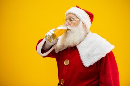 دانلود عکس بابا نوئل در حال نوشیدن یک لیوان آبجو زمان استراحت الکلی