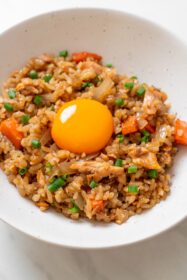 دانلود عکس برنج سرخ شده ماهی قزل آلا با تخم مرغ ترشی به سبک غذاهای آسیایی