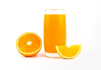 دانلود عکس برش های پرتقال و لیوان آب پرتقال در پس زمینه سفید