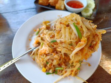 دانلود عکس پد فوکوس انتخابی نودل تایلندی غذای محبوب تایلندی