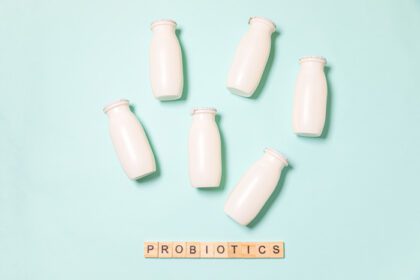 دانلود عکس بطری های کوچک با پروبیوتیک و پری بیوتیک نوشیدنی لبنی روی