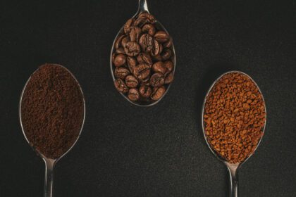 دانلود عکس دانه های قهوه محلول قهوه و قهوه آسیاب شده جدا شده در