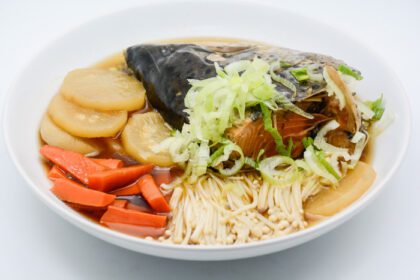 دانلود عکس سوپ سالمون در سویا منبع با سبزیجات غذاهای ژاپنی