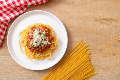 دانلود عکس اسپاگتی بولونیز خوک یا اسپاگتی با سس گوجه فرنگی چرخ کرده به سبک غذای ایتالیایی
