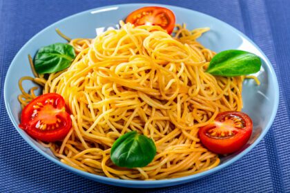 دانلود عکس اسپاگتی با گوجه فرنگی در پس زمینه آبی