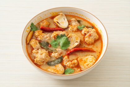 دانلود عکس سوپ گوشت خوک آب پز تند با قارچ تام یام به سبک غذای آسیایی