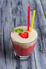 دانلود عکس نوشیدنی تابستانی اسموتی موز توت فرنگی