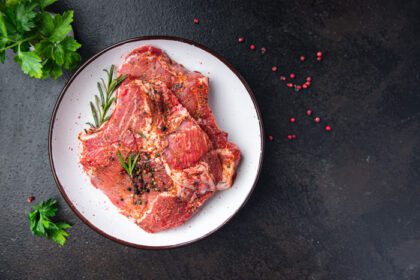 دانلود عکس استیک گوشت خام گوشت خوک تازه غذای گوشت گاو میان وعده غذا روی میز