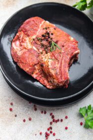 دانلود عکس استیک گوشت خام گوشت خوک تازه غذای گوشت گاو میان وعده غذا روی میز