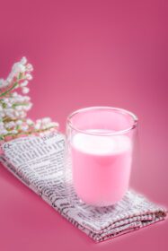 دانلود عکس مفهوم نوشیدنی تابستانی شیر صورتی توت فرنگی با شیر کف