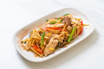 دانلود عکس مرغ سرخ شده با زنجبیل به سبک غذای آسیایی