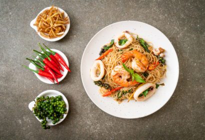 دانلود عکس رشته فرنگی سرخ شده چینی با میگو چیلی ریحانی و ماهی مرکب به سبک غذای آسیایی