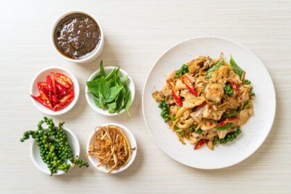 دانلود عکس ریحان مقدس سرخ شده با ماهی و سبزی به سبک غذاهای آسیایی