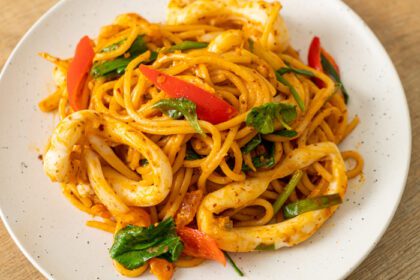 دانلود عکس اسپاگتی سرخ شده با تخم مرغ نمکی و ماهی مرکب به سبک غذای فیوژن