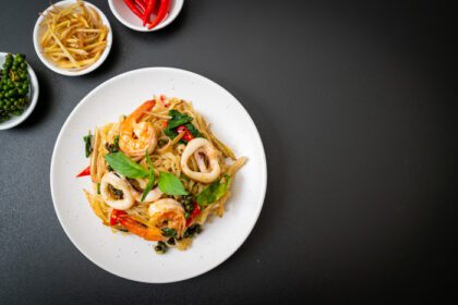 دانلود عکس نودل تند سرخ شده با غذاهای دریایی یا پد چا تالای سبک غذای تایلندی