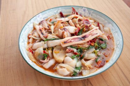 دانلود عکس غذای خیابانی در تایلند ماهی مرکب سرخ شده با ریحان